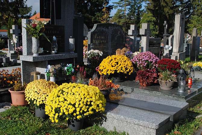 Přípravy na Dušičky na hřbitově v Kaplici. Velkou část hrobů zdobí chryzantémy neboli listopadky.