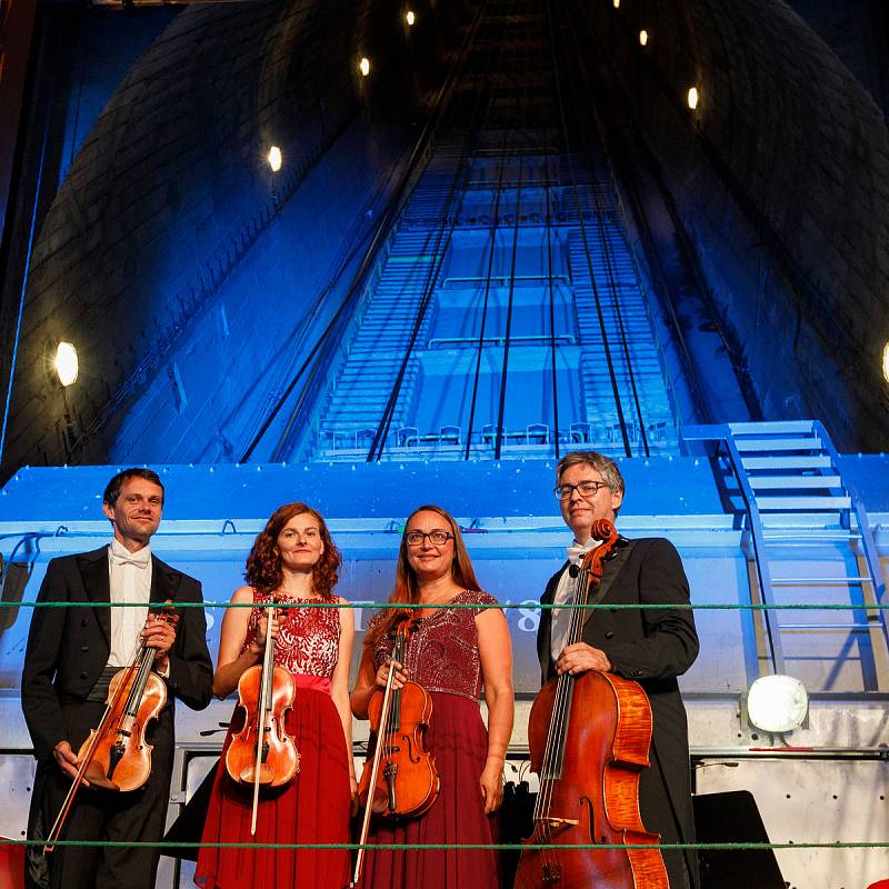 Kvarteto Jihočeské filharmonie zahrálo ve středu odpoledne v podzemních prostorách lipenské elektrárny.