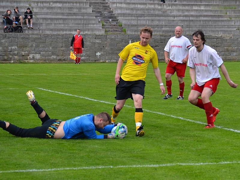 Okresní přebor mužů - 17. kolo: Smrčina Horní Planá (žluté dresy) - Sokol Křemže 4:3 (3:2).