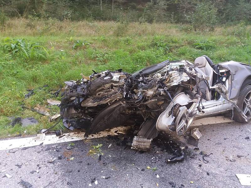 U Rožmberka nad Vltavou došlo ke smrtelné nehodě. Srazilo se osobní a nákladní auto.