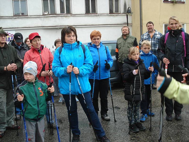 Nordic Walking branou Novohradských hor v Benešově nad Černou se konal i navzdory dešti.