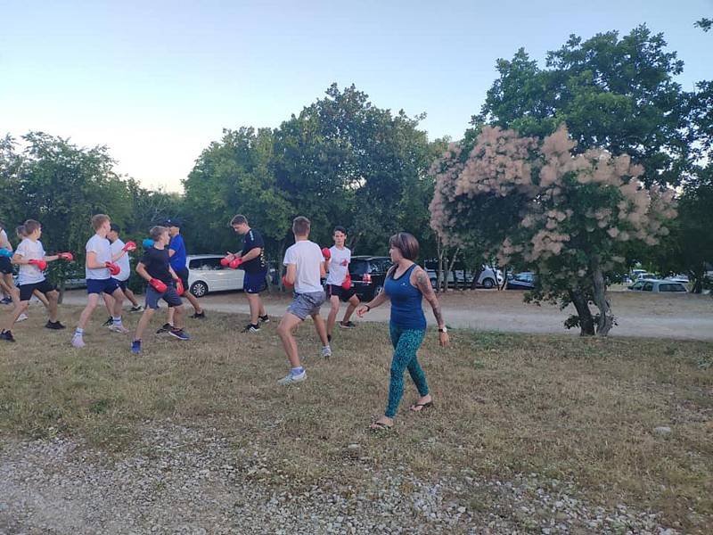 Krumlovští karatisté z SK Karate Český Krumlov si od moře přivezli světovou medaili.