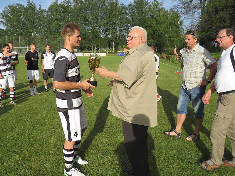 Fotbalisté Spartaku Kaplice slaví zasloužený postup do I.A třídy.