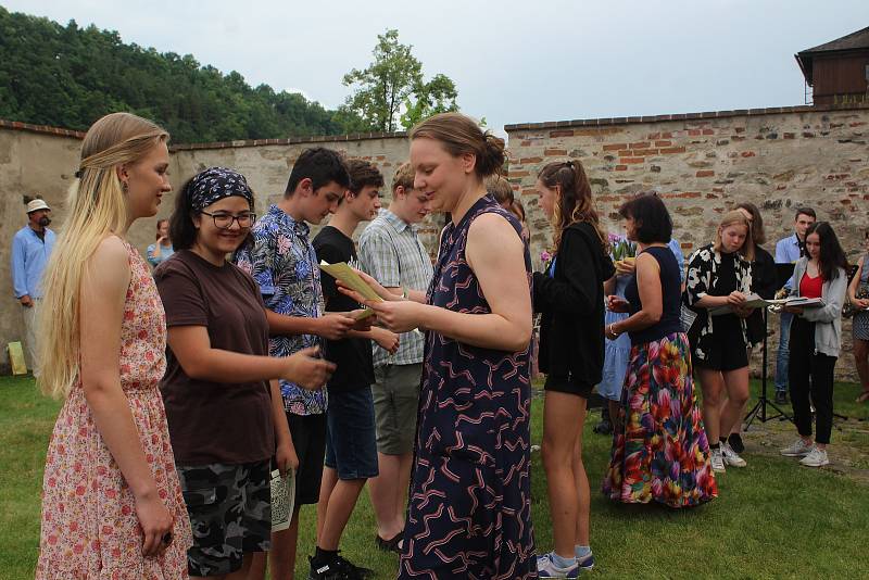 Zahájení výstavy žáků výtvarného oboru ZUŠ Český Krumlov. Učitelé výtvarky nejsou žádní suchaři, a tak pro návštěvníky připravili překvapení pro obveselení.