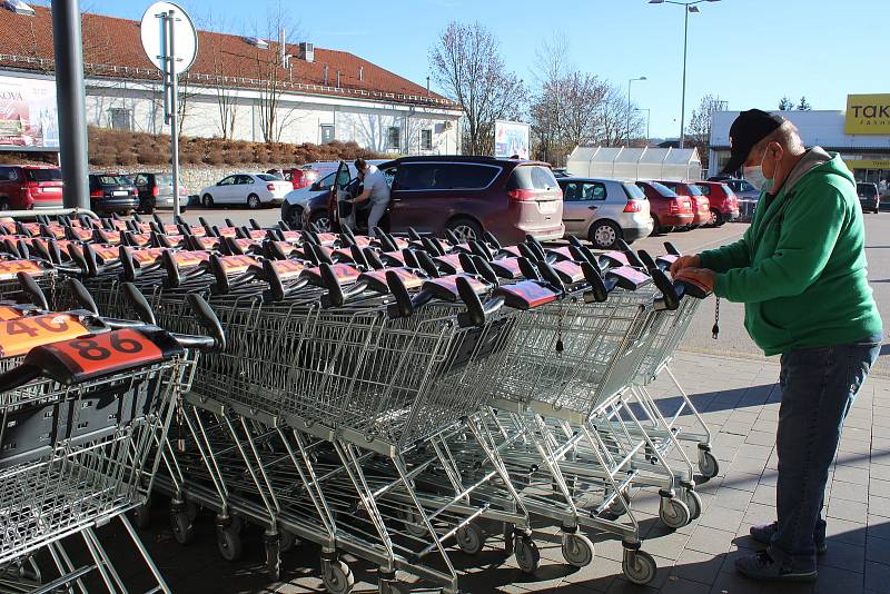 Také zákazníci českokrumlovských prodejen si musí zvykat na nová opatření.