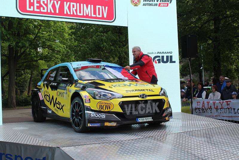Sedmačtyřicátý ročník Rallye Český Krumlov byl v pátek odpoledne zahájen v Jelence.