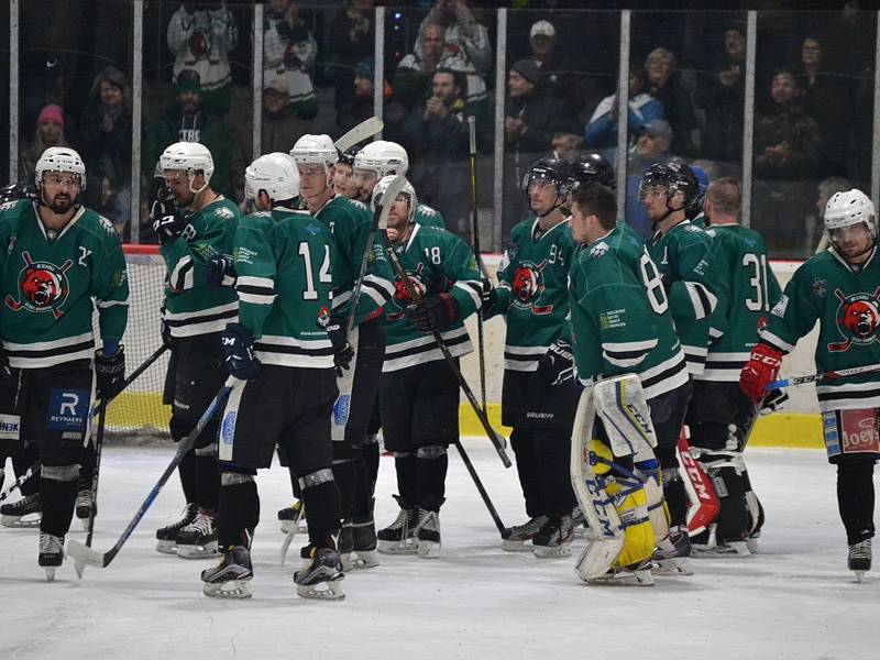 2. finále: HC Slavoj Český Krumlov (zelené dresy) - HC Strakonice 7:3 (0:1, 4:1, 3:1).