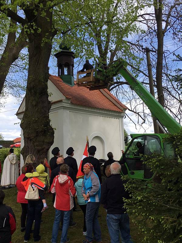 Slavnostní okamžik svěcení a zavěšování zvonku do kaple si nenechala ujít spousta lidí.