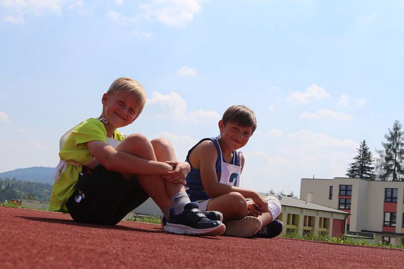 Okresní atletická olympiáda základních škol z Českokrumlovska v Kaplici.