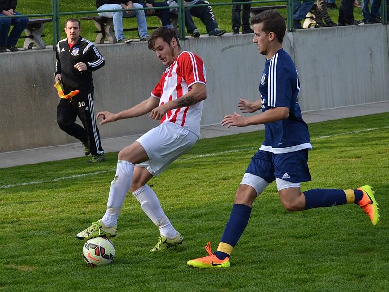 Okresní přebor muži - 6. kolo: FK Dolní Dvořiště (modré dresy) - TJ Smrčina Horní Planá 2:1 (2:1).