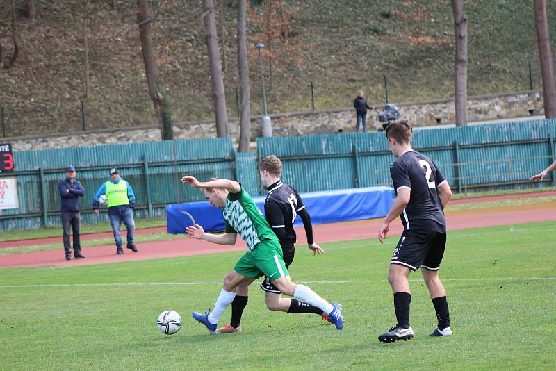 Fotbalová divize: Slavoj Český Krumlov - Tochovice 4:3 (2:1).