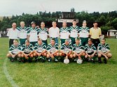 Tým Spartaku Kaplice před posledním utkáním sezony 1998/99, po kterém slavil zlato v krajském přeboru a postup do divize.