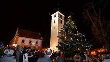 Slavnostní rozsvícení vánočního stromu ve Velešíně o první adventní neděli. Foto: Petr Skřivánek