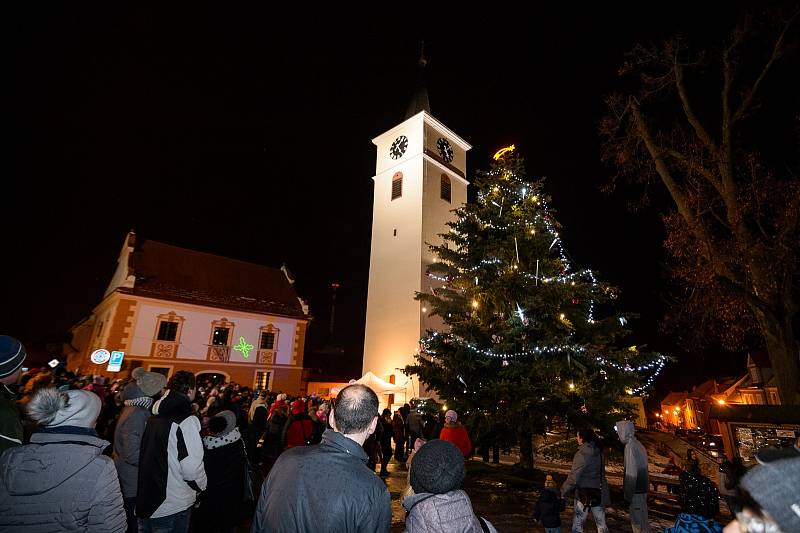 Slavnostní rozsvícení vánočního stromu ve Velešíně o první adventní neděli. Foto: Petr Skřivánek