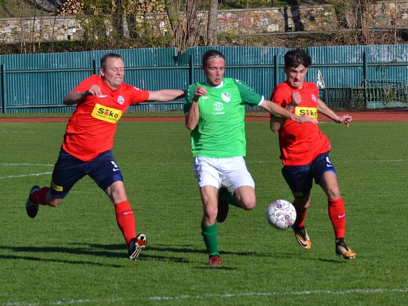 KP – 22. kolo: FK Slavoj Český Krumlov (zelené dresy) – SK Siko Čimelice 1:1 (1:0).