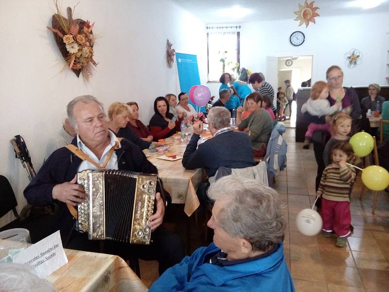 Navzdory tomu, že dopoledne lilo, se pochodu účastnilo zhruba 60 lidí. Počasí je odměnilo - odpoledne pršet přestalo, takže si pochod skvěle užili.