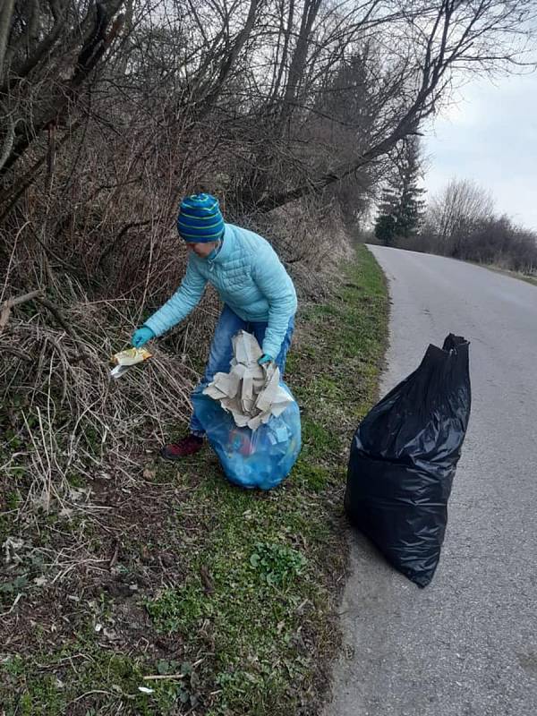 Eva Mlezivová se synem vysbírali odpadky podél silnice z Větřní na Kájov.