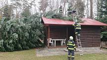 Hasiči odstraňovali strom spadlý na střechu chaty v Dolním Třeboníně.