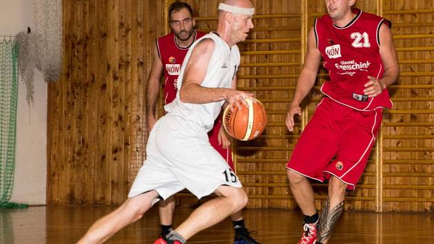 V dresu kaplického Spartaku byl na budějovické palubovce výraznou postavou Josef Vaniš (s míčem), kterému se dařilo jak na obranné, tak i na útočné polovině  při doskoku a v duelu zaznamenal sedm bodů.