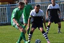 V derby na půdě druhého okresního novice sice dynamáci v půli prohrávali, ale pak během dvou minut po pauze stav otočili, když k obratu gólově zavelel zkušený Karel Krauskopf (vlevo před kapitánem Černé Karlem Strnadem).