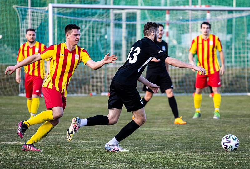 Fotbalisté Dolního Dvořiště (v černém) doma podlehli vedoucímu Kamennému Újezdu 0:3, když doplatili především na špatnou koncovku..