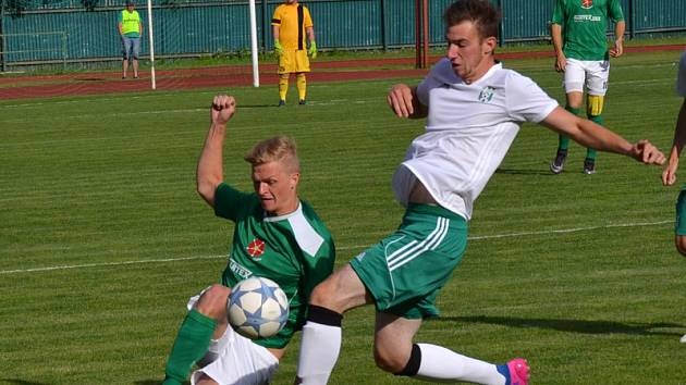 Jihočeské derby mezi celky krumlovského Slavoje a jankovského SK bohužel mnoho fotbalových lahůdek nenabídlo a hra se odbývala výhradně mezi šestnáctkami. V této chvíli domácí Jakub Wagner (vlevo) důrazně zastavil průnik hostujícího Zajíce.