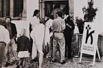 Český Krumlov v roce 1992. 30. května zahájila činnost galerie Kaplanka paní F. Stráské.