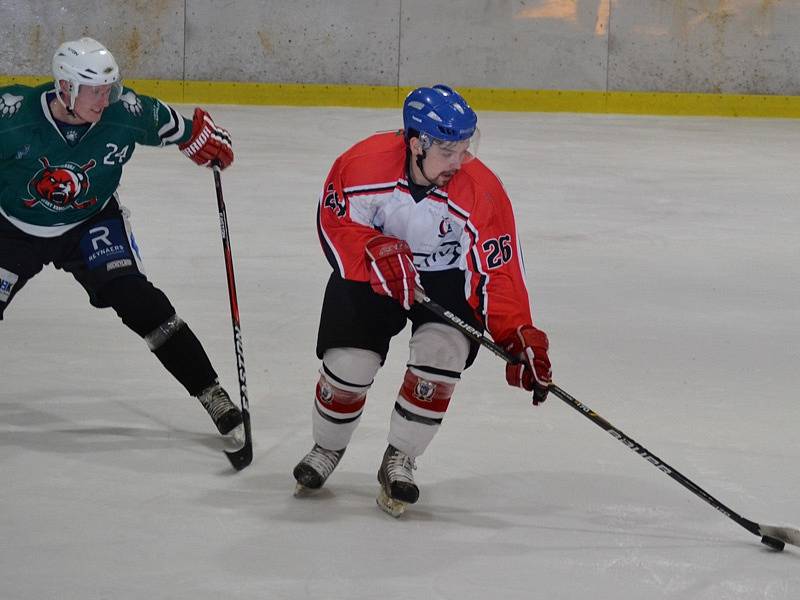 2. finále: HC Slavoj Český Krumlov (zelené dresy) - HC Strakonice 7:3 (0:1, 4:1, 3:1).