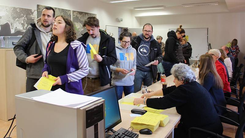 Velkou část voličů na Lipně představují lyžaři, kteří kvůli volbách nechtěli rušit víkend na horách, a tak si vyřídili voličské průkazy.