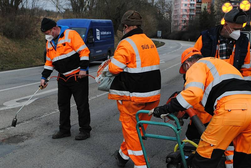 Doslova pár minut trvalo zalátání výtluku na E55 v Kaplici studenou balenou směsí. Větší opravy začnou, až se před létem rozjedou obalovny.