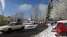 Školáci v Loučovicích si konečně užívali sněhu.