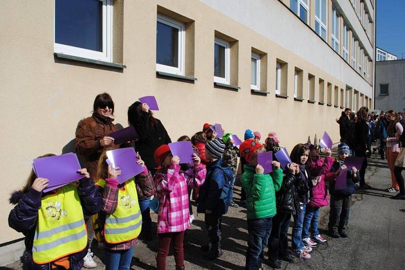 Lidé se zaujetím sledovali částečné zatmění slunce před českokrumlovským gymnáziem.