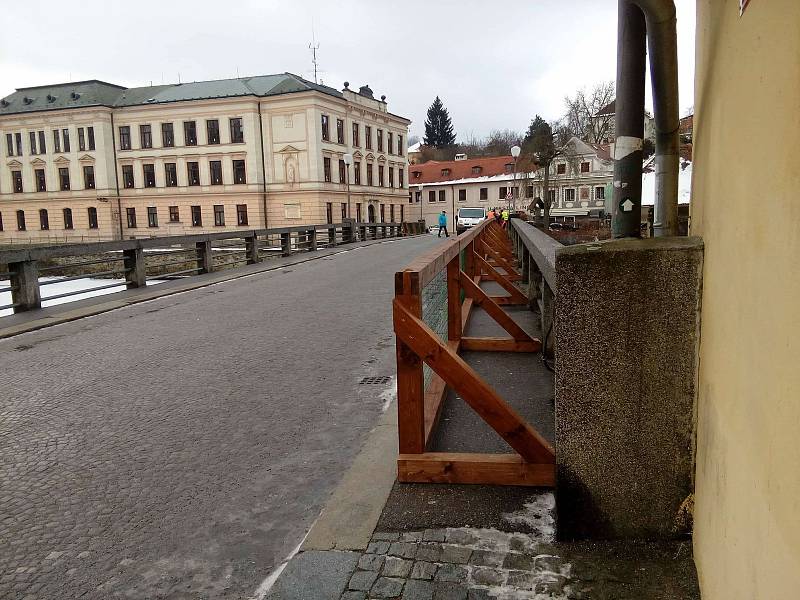 Tesaři na most Edvarda Beneše v Českém Krumlově instalují zábrany na chodníky.