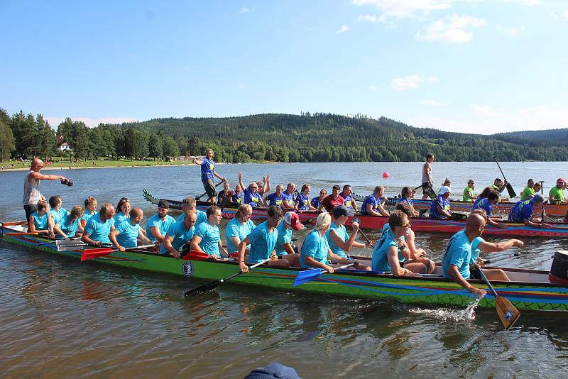 Lipno Sport Fest 2020 vyvrcholil závodem dračích lodí.