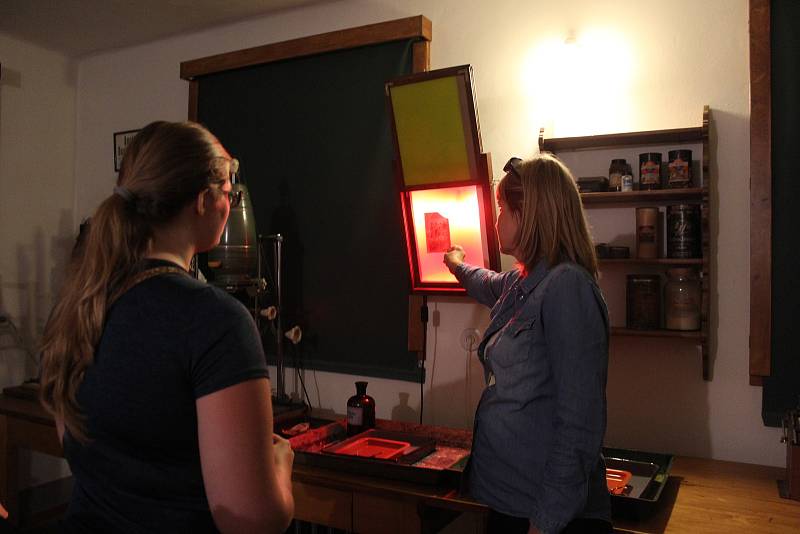 Museum Fotoateliér Seidel slaví deset let od svého otevření. Na Dni otevřených dveří si kromě prohlídky muzea a zahrady hosté zkusili i techniku zvanou kyanotypie.