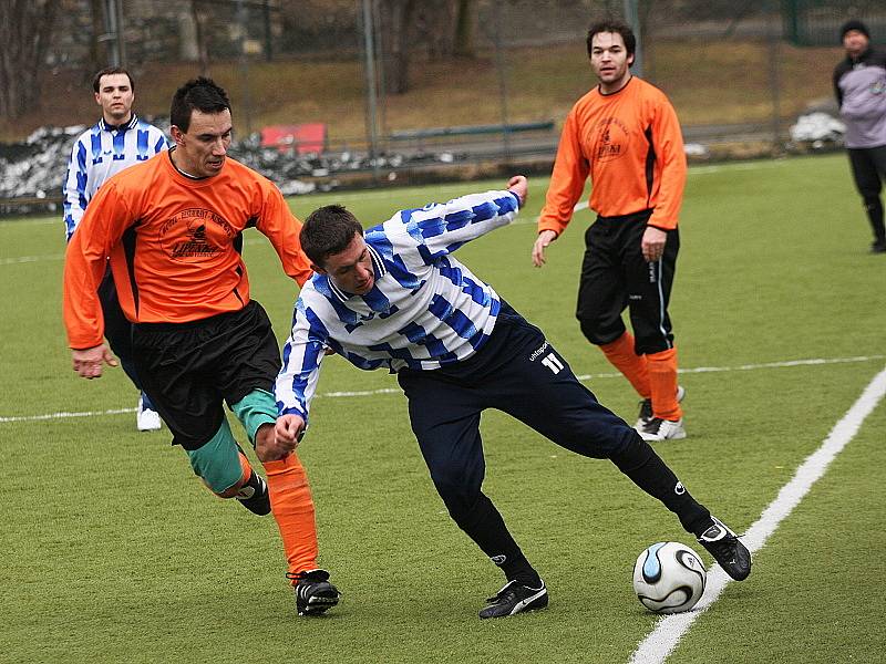 V nejlepším světle se ukazoval velešínský Martin Kollár (na snímku z derniéry vpravo u míče v souboji s loučovickým Petrem Kapcem), který po návratu do mateřského oddílu znovu obouvá střelecké kopačky a na turnaji se trefil sedmkrát.