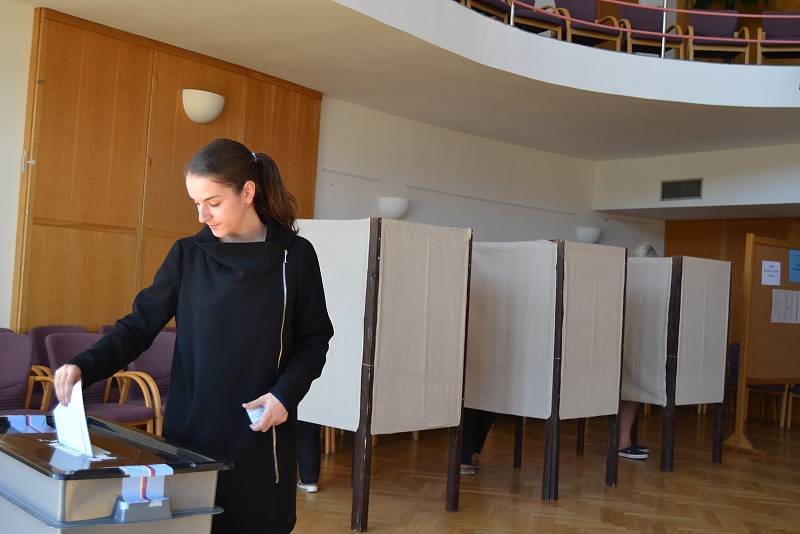 Volby v sále křemežské radnice v pátek odpoledne.