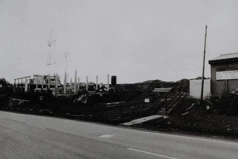 Český Krumlov v roce 1987. Výstavba sídliště Mír v Domoradicích.
