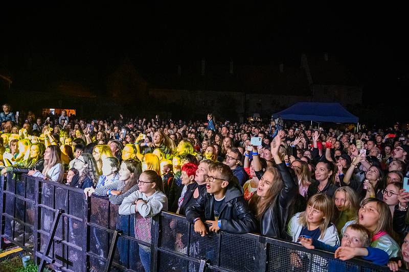 Koncert kapely Mirai v Pivovarské zahradě v Českém Krumlově.