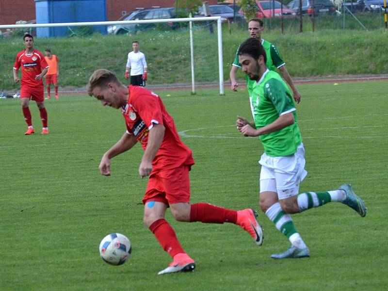 Fortuna Divize A - 25. kolo: FK Slavoj Český Krumlov (zelené dresy) - SK Klatovy 2:1 (1:0).