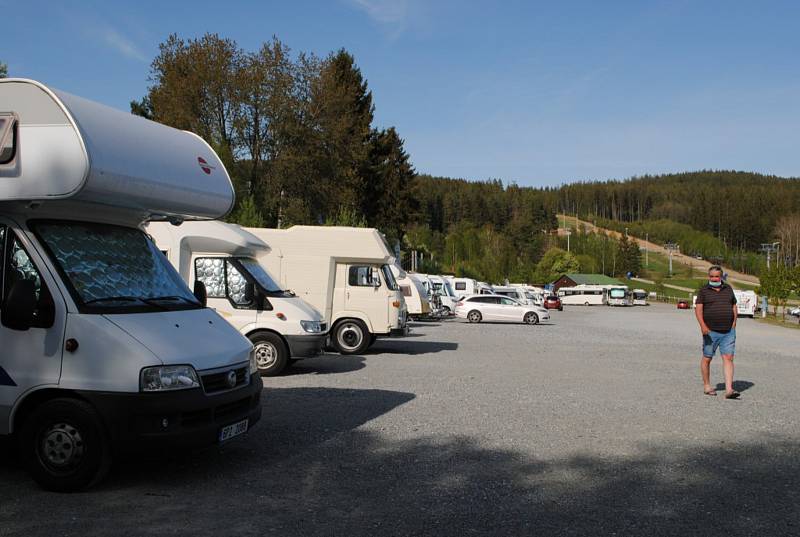 Karavany na centrálním parkovišti v Lipně nad Vltavou.