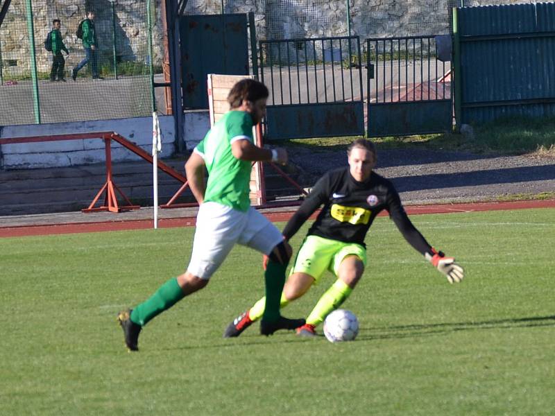 KP – 22. kolo: FK Slavoj Český Krumlov (zelené dresy) – SK Siko Čimelice 1:1 (1:0).