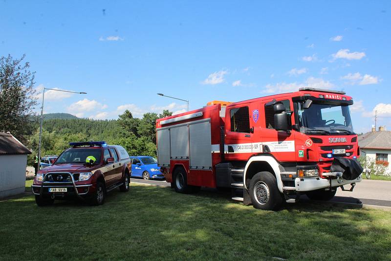 Pravděpodobně přehlédnutí výstražného světelného znamení bylo důvodem nehody osobního automobilu a osobního vlaku na železničním přejezdu v Holubově.