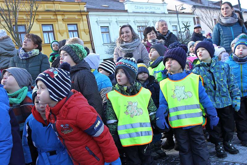 Příchod tří králů do Kaplice. Opět nechyběla živá zvířata včetně velblouda.