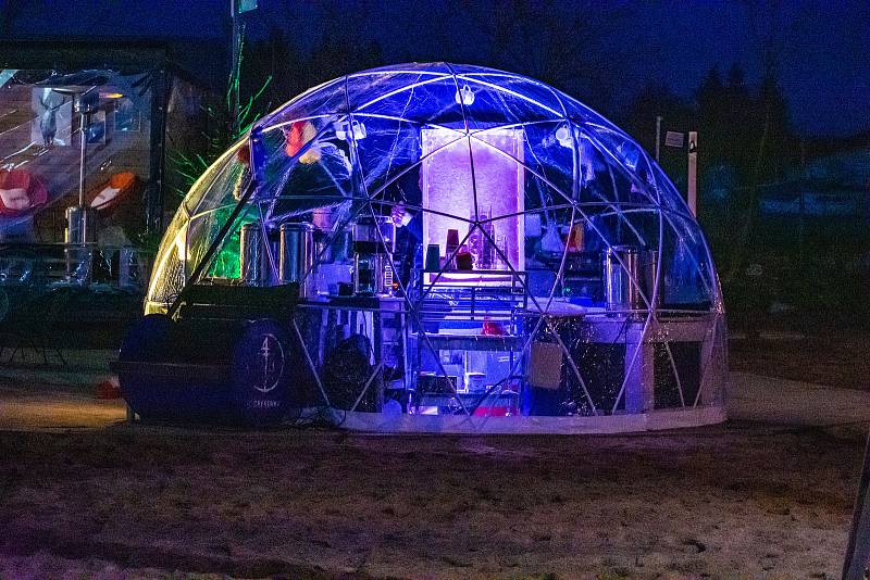 Mráz, hvězdy, stany a ice bar. Taková byla Polární noc na populární lipenské pláži Windy Point.