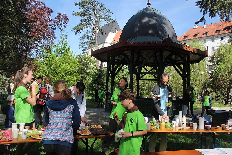 Krumlovští skauti připravili Férovou snídani v českokrumlovském městském parku.