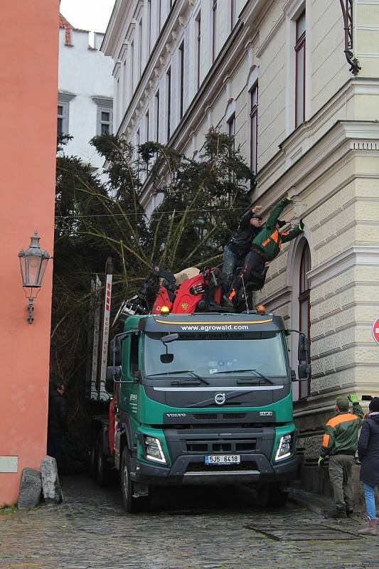 Pokus číslo jedna. Instalace vánočního stromu v pondělí na českokrumlovském náměstí.