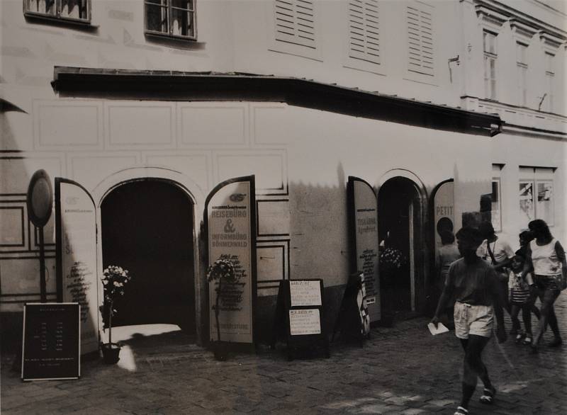 Na rohu Dlouhé ulice byla otevřena cestovní kancelář Šumava a kancelář tiskárny Šumava.