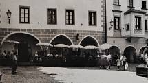 Předzahrádka před hotelem Krumlov na náměstí.