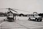 Český Krumlov v roce 1992. Na asfaltové ploše u hřbitova přistávají vrtulníky záchranné služby.